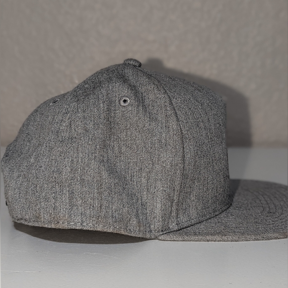 DC gray hat like new - Picture 3 of 4